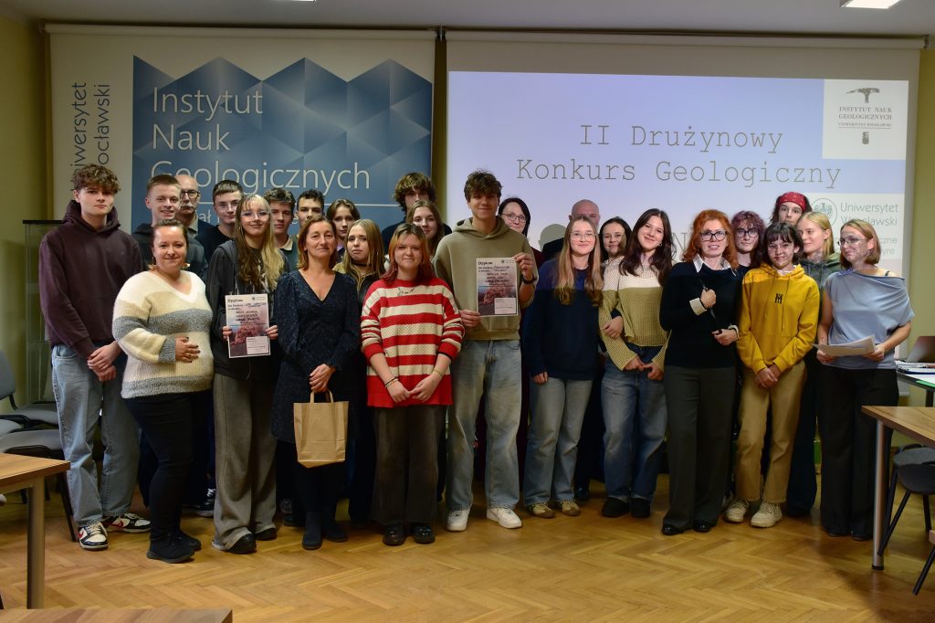 Na zdjęciu widzimy grupę młodzieży - finalistów II Drużynowego Konkursu Geologicznego.
