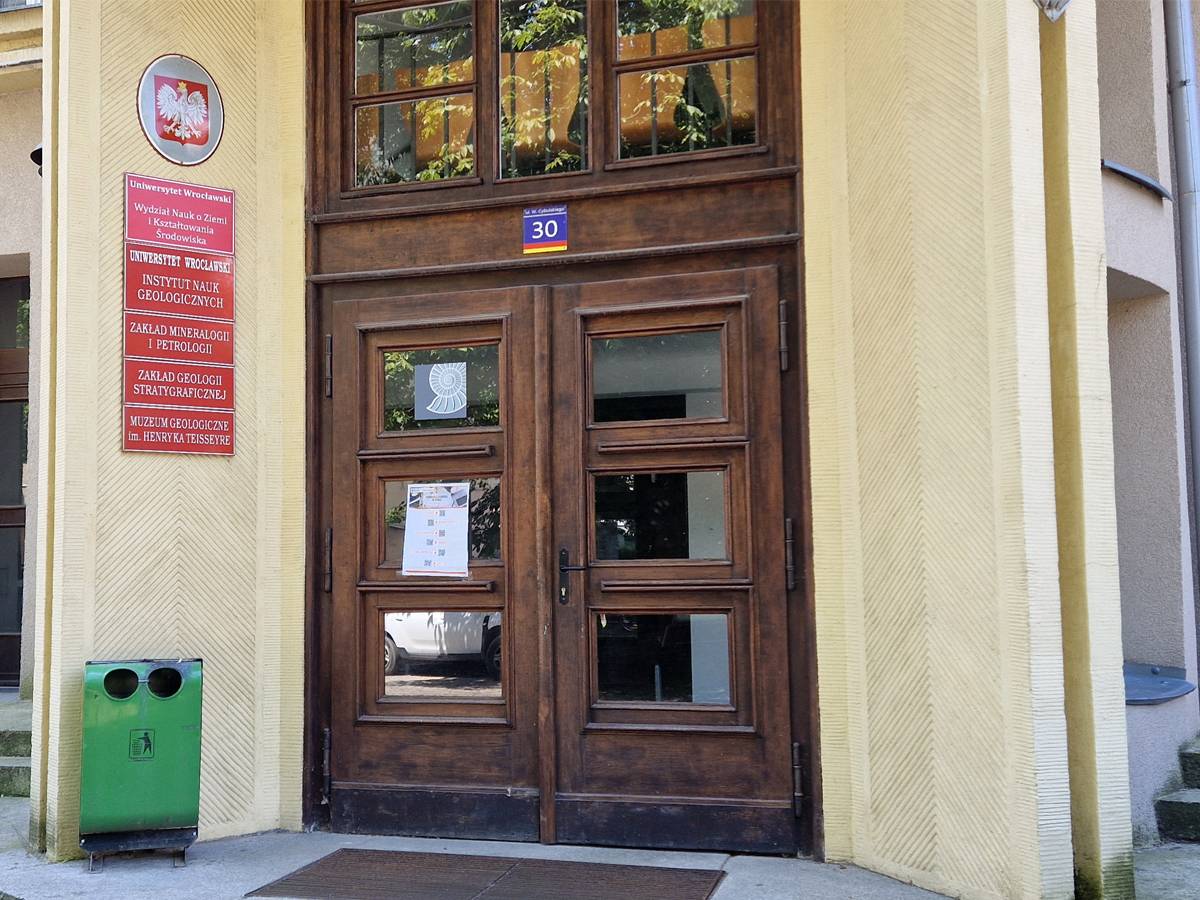Wejście do bramy 30 na terenie kampusu Uniwersytetu Wrocławskiego przy ulicy Cybulskiego