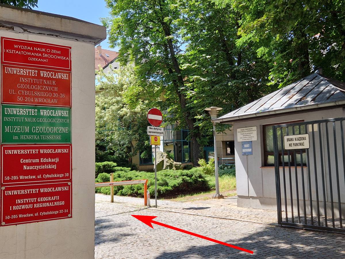 Brama wjazdowa na teren kampusu Uniwersytetu Wrocławskiego przy ulicy Cybulskiego