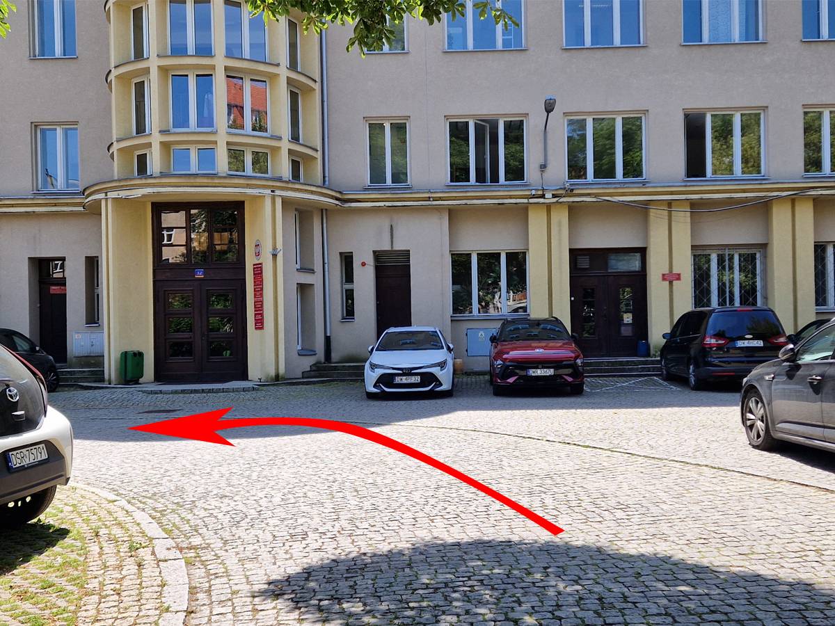 Teren kampusu Uniwersytetu Wrocławskiego przy ulicy Cybulskiego